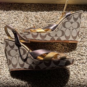 BROWN & GOLD COACH WEDGES⭐️💛